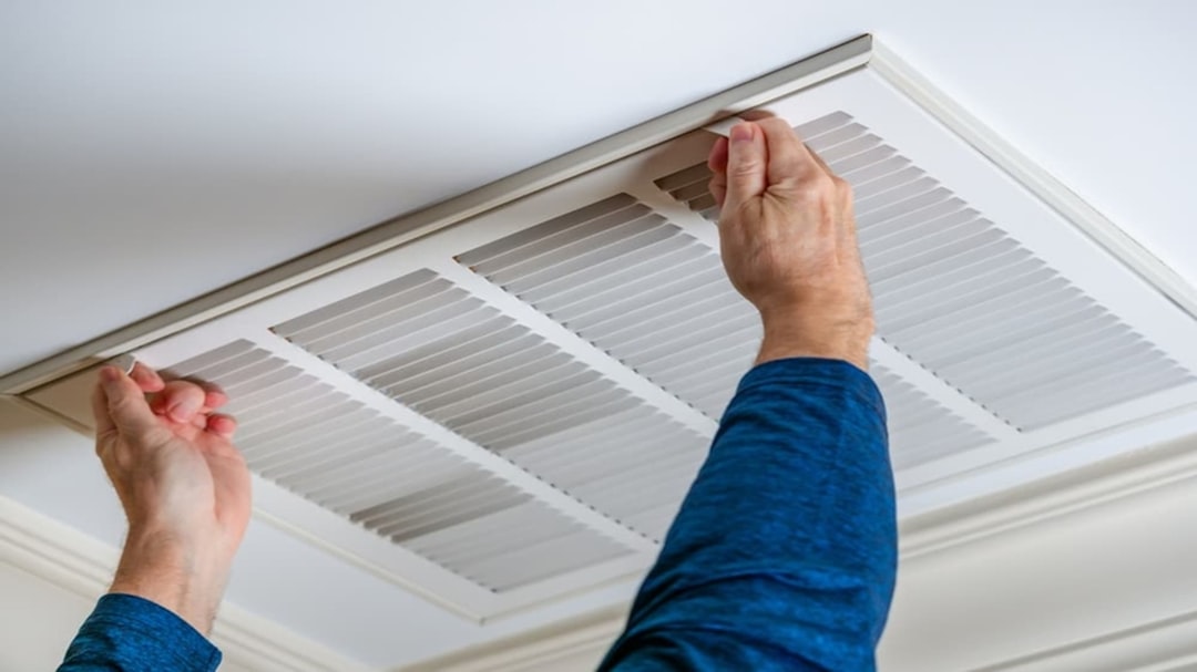 Kỹ thuật viên vệ sinh bảo dưỡng điều hòa